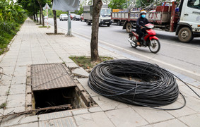 Hơn 40 hố ga mất nắp ‘bẫy’ người đi đường ở Hà Nội