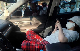 Tạm giữ ô tô của nữ tài xế nằm nghe nhạc, cố thủ sau khi vượt đèn đỏ