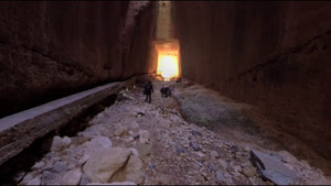 Kỳ quan đường hầm xuyên núi dẫn nước lũ 2.000 năm tuổi