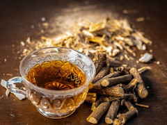 Uống nước cam thảo có tác dụng gì?