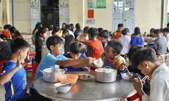 Giáo viên vùng tâm chấn động đất mong duy trì bữa ăn níu chân trò nghèo