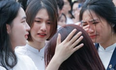 Hiệu trưởng nhắn nhủ học sinh 'không cần cố quên thất bại' trong ngày chia tay