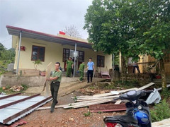 Cao Bằng: Gió lốc và mưa lớn khiến hàng trăm nhà dân bị tốc mái