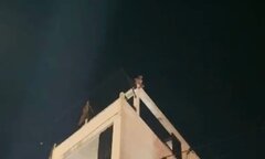 Khống chế kẻ 'ngáo đá' ngồi 'làm xiếc' trên nóc nhà 4 tầng ở Quảng Trị