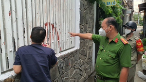 Chủ nợ thuê người tạt sơn đòi tiền, hứa trả công 500 triệu đồng