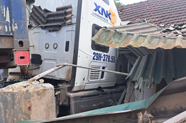 Xe container lao vào nhà dân, đâm gãy chân một phụ nữ