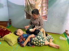 Người đàn bà mù, ung thư và khao khát sống để nuôi con, chăm mẹ già bại liệt