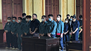 Hai cựu cán bộ công an đội chống buôn lậu ở TP.HCM hầu tòa tội buôn lậu