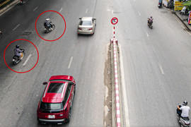 Hà Nội: Dòng xe máy vô tư cắt mặt ô tô đang xuống dốc để đi ngược chiều