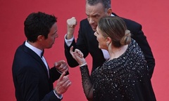 Vợ chồng Tom Hanks mắng mỏ nhân viên trên thảm đỏ Cannes