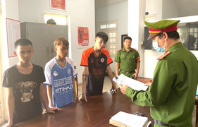 Bắt giam 3 thiếu niên vác dao phóng lợn chém người dã man