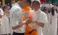 Nữ sinh cấp 3 được bạn trai tặng hoa, trao nhẫn giữa sân trường gây tranh cãi