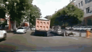 'Hố tử thần' nuốt chửng xe tải đang chạy trên đường