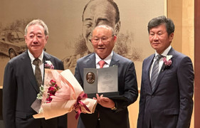 HLV Park Hang Seo nhận giải thưởng sáng tạo Pony Chung