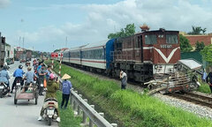 Hải Phòng: Tàu hoả va chạm xe ba bánh tự chế, hai người thương vong