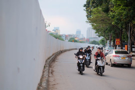 Dựng tường bê tông ngăn đôi đường vành đai ở Hà Nội, bịt lối đi lại của dân