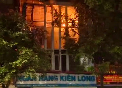 Clip: Chi nhánh ngân hàng ở Đắk Lắk bốc cháy trong đêm