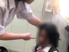 Kỷ luật nhóm nữ sinh đánh bạn trong nhà vệ sinh 