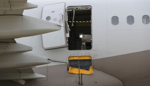 Nguyên nhân không ngờ khiến cửa máy bay chở 200 người bật mở giữa không trung