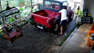 Kinh hoàng ô tô tải lao ‘như thiêu thân’ vào tường