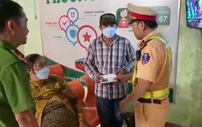 Vợ chồng thai phụ cùng con gái 4 tuổi bị nhà xe bỏ rơi dọc đường