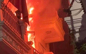 Nhà bị cháy, có nên chạy vào nhà vệ sinh để trốn không?