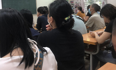 Cha mẹ đi họp phụ huynh chỉ bấm điện thoại nhưng lại cấm con dùng smartphone