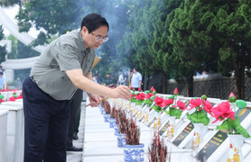 Thủ tướng dâng hương, dâng hoa tại Nghĩa trang liệt sỹ Quốc gia Vị Xuyên