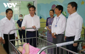 Phó Thủ tướng Trần Lưu Quang thăm, tặng quà thiếu nhi tại TP.HCM