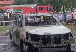 Ô tô phát nổ cháy trơ khung, tài xế tử vong