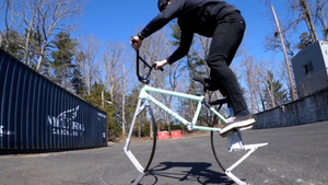 Tay đua chế tạo xe đạp không bánh, nhún như lò xo