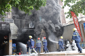 Hà Nội: Hiện trường vụ cháy ngùn ngụt cơ sở sửa chữa lốp ô tô và 2 nhà liền kề