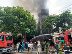 Hà Nội: Cháy cơ sở sửa chữa lốp ô tô, thiêu rụi 2 nhà liền kề