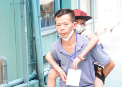 Ước mơ xây nhà cho bố mẹ của cậu bé 8 tuổi bị ung thư máu