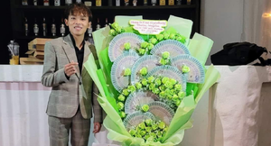 Hồ Văn Cường được tặng bó hoa cài 120 triệu đồng