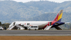 Hãng bay ngừng bán ghế lối thoát hiểm sau sự cố cửa máy bay mở giữa không trung