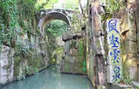 Bí ẩn ngôi mộ bất khả xâm phạm dưới đáy hồ được bảo vệ bởi 3.000 thanh kiếm 