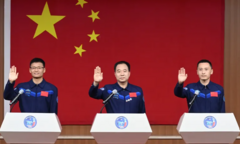 Trung Quốc đưa phi hành gia dân sự đầu tiên vào vũ trụ