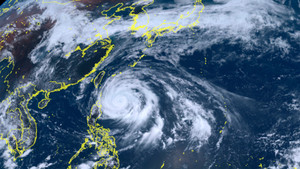 Siêu bão Mawar hướng đến Nhật Bản, sức gió lên đến 162 km/h