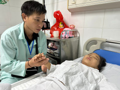 Cô bé 11 tuổi mắc bệnh tan máu bẩm sinh ước khỏi bệnh để về trồng ngô cùng bố