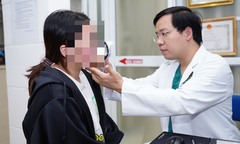 Tốn cả trăm triệu trị sẹo ở Spa, mặt cô gái trẻ vẫn 'như tổ ong'