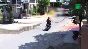 Phi lên vỉa hè phơi thóc lúa, tài xế xe máy ngã ra đường bị xe tải tông trúng