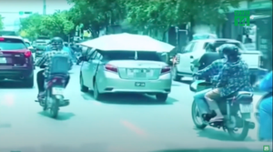 Ô tô đội bạt che nắng chạy trên đường, nguy cơ mất an toàn