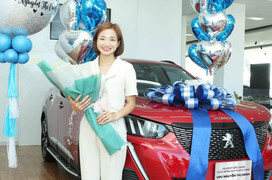 Nguyễn Thị Oanh tới showroom nhận ô tô Peugeot 2008 giá gần 1 tỷ đồng