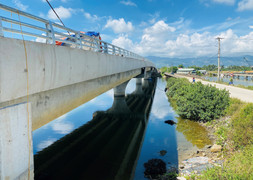 Cầu mới hơn 151 tỷ đồng xây 6 năm chưa xong, dân 'nín thở' qua cầu cũ