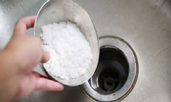 Đổ muối xuống đường ống thoát nước có công dụng gì?