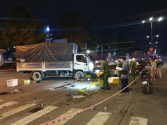 Bình Dương: Ô tô tải tông loạt xe máy đang dừng đèn đỏ, 3 người thương vong