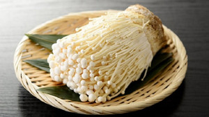 Mẹo chọn và làm sạch nấm kim châm đúng cách