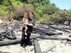 Nữ cán bộ bản vùng cao Quảng Bình đi họp về xót xa nhìn căn nhà còn đống tro tàn