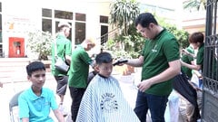 Thợ cắt tóc khiếm thính tặng quà 'đặc biệt' cho trẻ nhân dịp 1/6